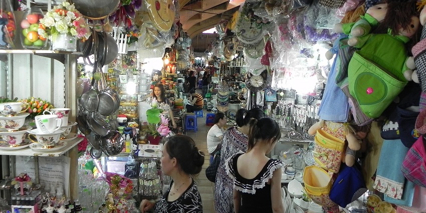 Find the perfect souvenirs at the Hoi An night market, from clothing to accessories.