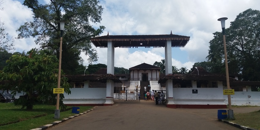 A view of the entrance area of the Great Saman Temple.