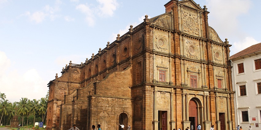 Well-decorated walls of St. Francis Xavier’s Church, a religious place to visit in Goa.