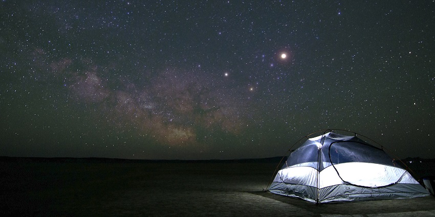 Camping under a starry sky, one of the best things to do in Ras Al Khaimah at night.