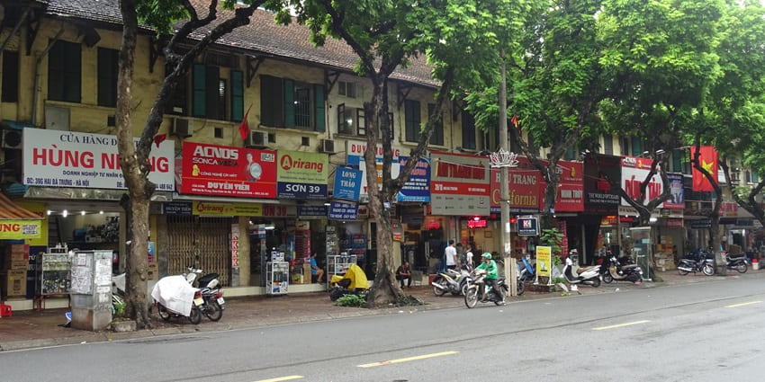 An image showing the street life of Hai Ba Trung, highlighting historical details.