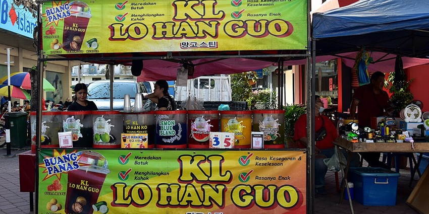 An image of a street vendor stall offering drinks, strolling through the market here is one of the top things to do in Kota Kinabalu