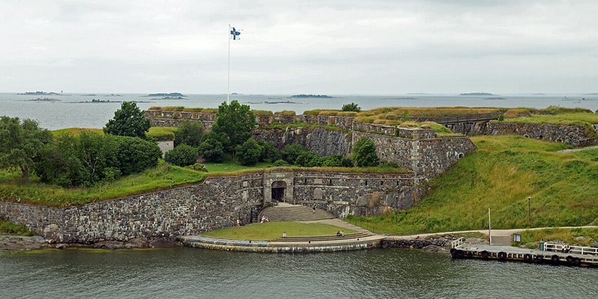 A beautiful view of the landscape of the entrance area of the Suomenlinna Water Fort