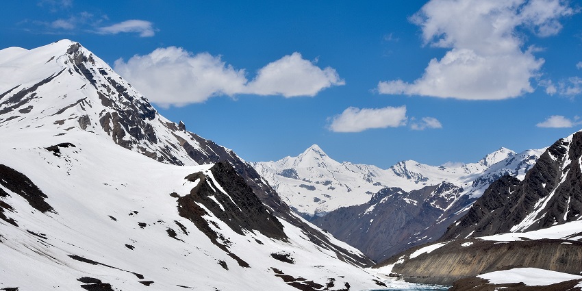 A mesmerising view of the famous Suraj Tal, one of the scenic frozen lakes in India.
