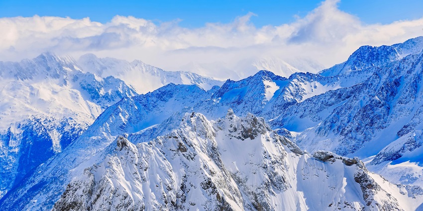 Swiss Alps,offers a dreamy escape for couples with breathtaking mountain views.