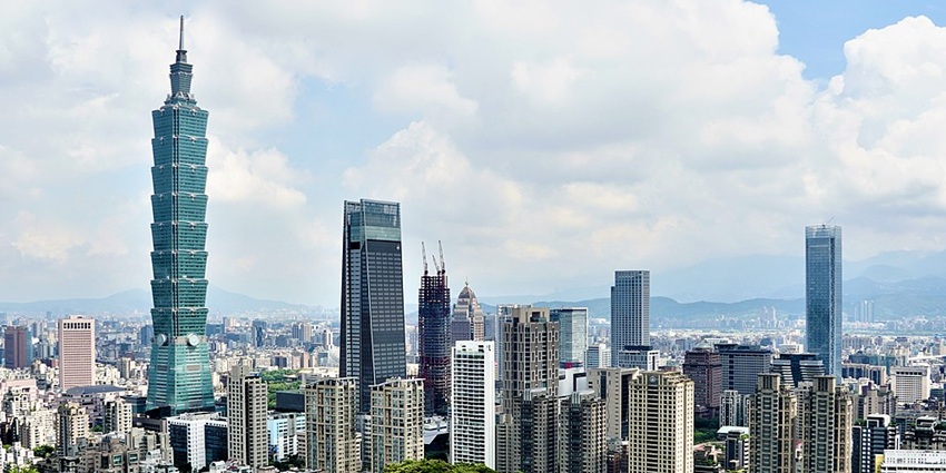 A breathtaking view of Taipei’s skyline, with Taipei 101—one of the best places to visit in September in Asia