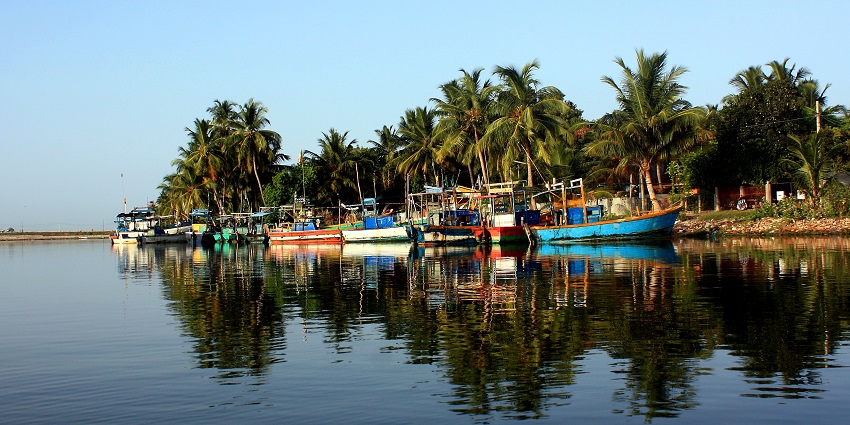 Enjoy a boat ride in the Batticaloa Lagoon, one of the adventurous things to do in Batticaloa