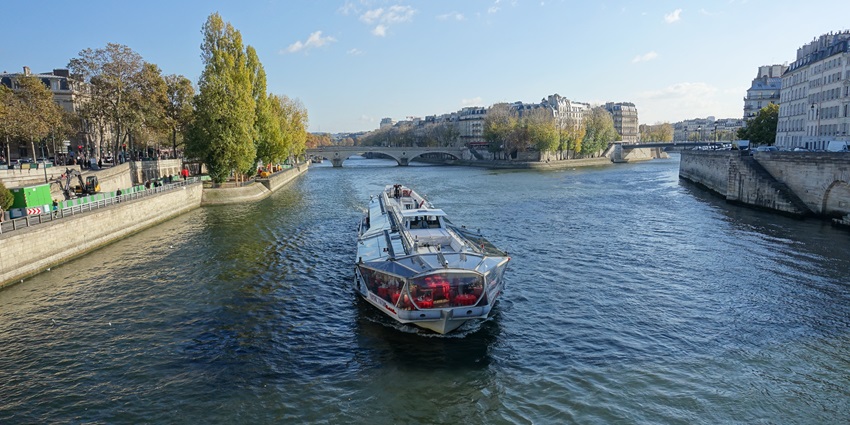 A view of the cruise trip on the Seine River, the best thing to do on Valentine's Day

