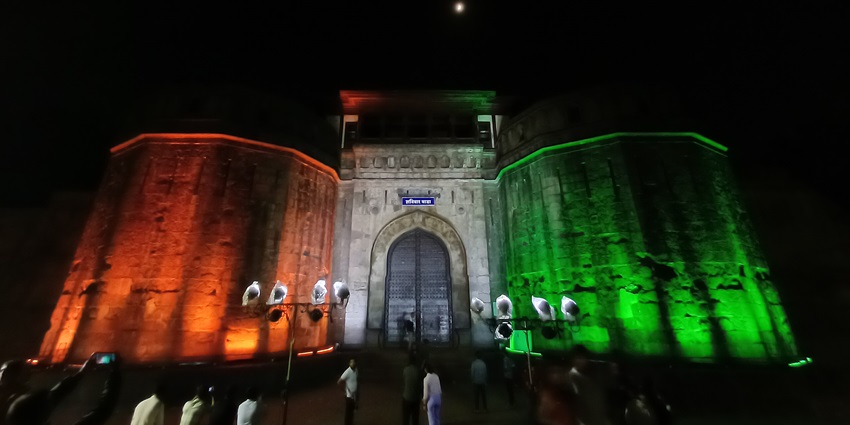 One of the best things to do in Pune for couples is to take a guided night tour and explore various attractions.