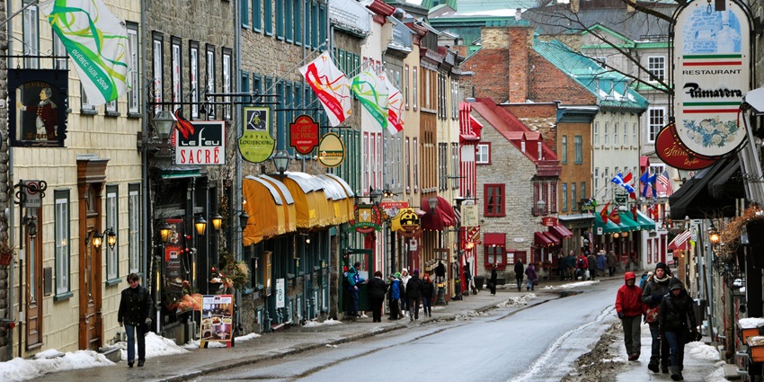 A view of the vibrant streets of Quebec City to take a romantic walk on Valentine's Day
