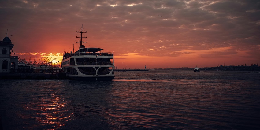 A stunning sunset scene from the Chao Phraya River Cruise, casting golden colours.