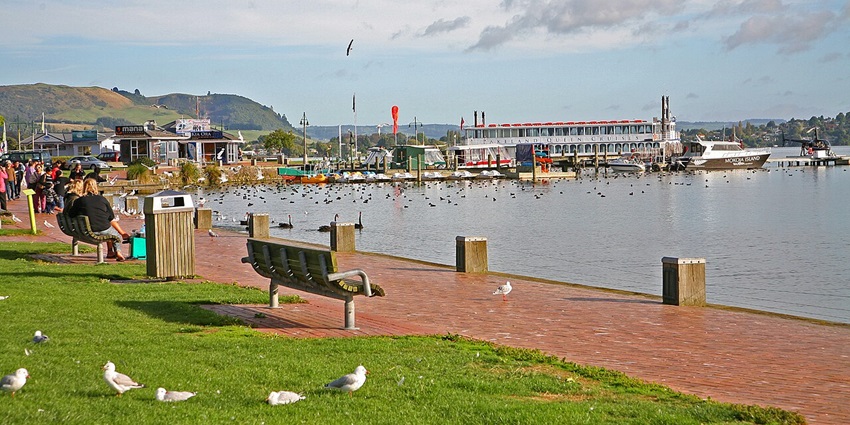 A picture view of beautiful lake in beautiful weather