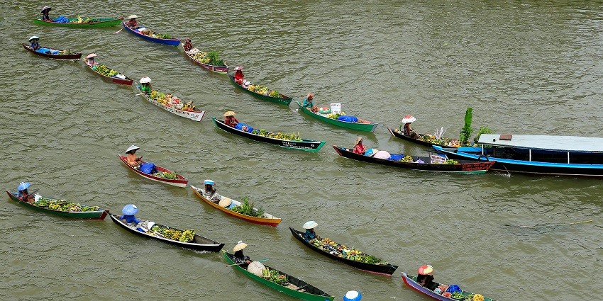 A view of Taling Chan Floating Market, one of the top floating markets in Bangkok.
