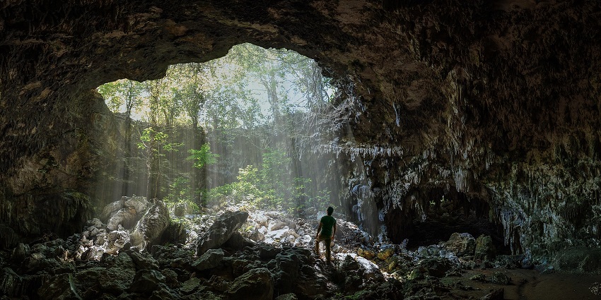 image of a cave rock formation, similar to Famous caves in Halong Bay like Tam Cung Cave.