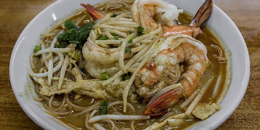 Fun things to do in Kuching: Try Sarawak Laska at Chong Choon Cafe