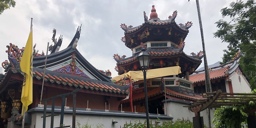 Singapore Yu Huang Gong, a Taoist temple in Chinatown, showcasing traditional architecture.