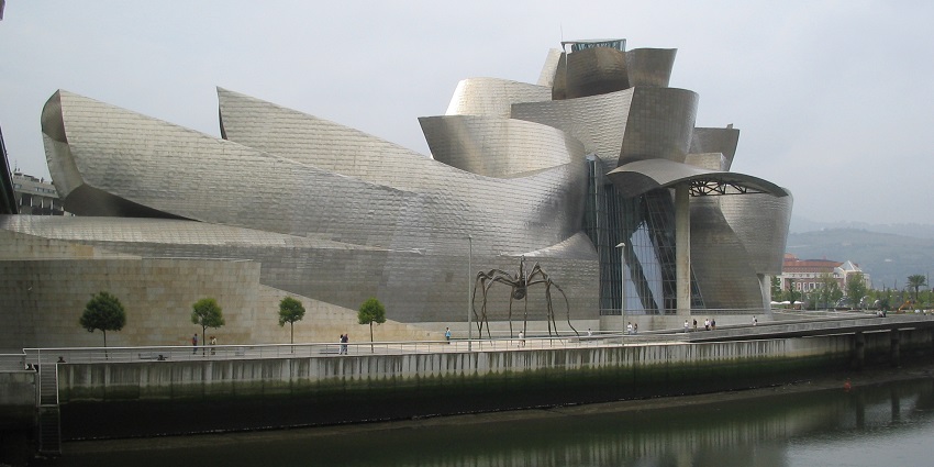 Experience the stunning architecture of the Guggenheim Museum Bilbao through a virtual tour.