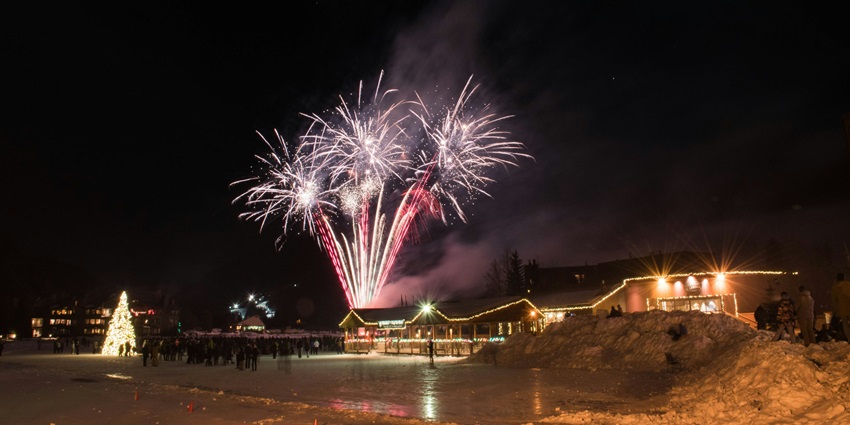 A nighttime view of Little Nell in Colorado, USA adorned with colourful firecrackers.