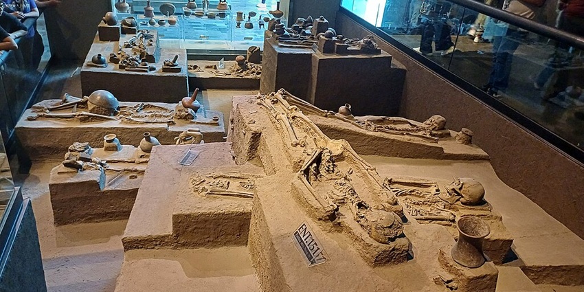A realistic replica of burials at the National Museum, one of the archaeological museums.
