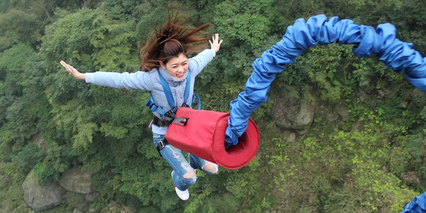 An image of a girl at the Sling Shot, a famous reverse bungee jumping spot in the USA.