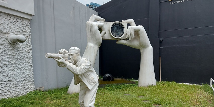 A statue of a cameraman commemorating the history of photography at the Vintage Camera Museum.