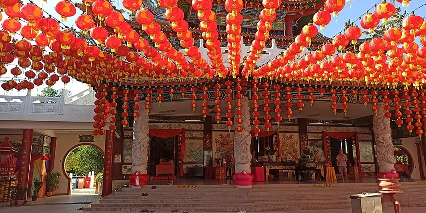 A view of the intricate designs of Thean Hou Temple in Malaysia from the ground level.