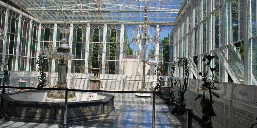 A picture of the grand crystal chandelier inside Dolmabahçe Palace.