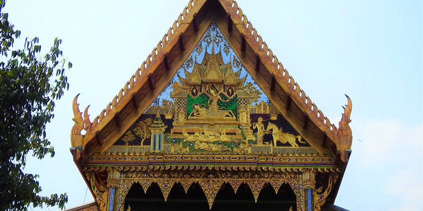A picture of the ornate gables and gold-leafed details of Wat Benchamabophit.