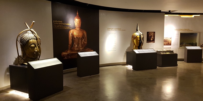 A picture of the museum at Wat Traimit, showcasing historical artefacts and exhibits.