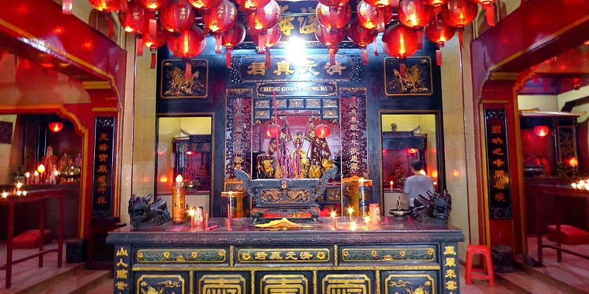 Interiors of Fatorpa Temple, with the decorated ceiling and beautiful architecture.