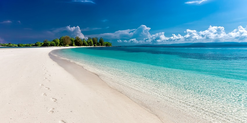 An image resembling Tien Beach, one of the famous beaches in Thailand.