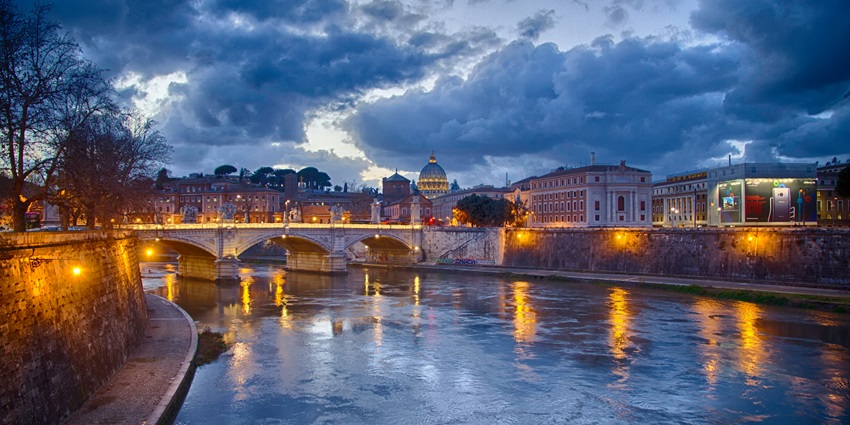 Ponte Vittoria Emanuelle II in its night lighting, a beautiful bridge described in Rome travel guide.