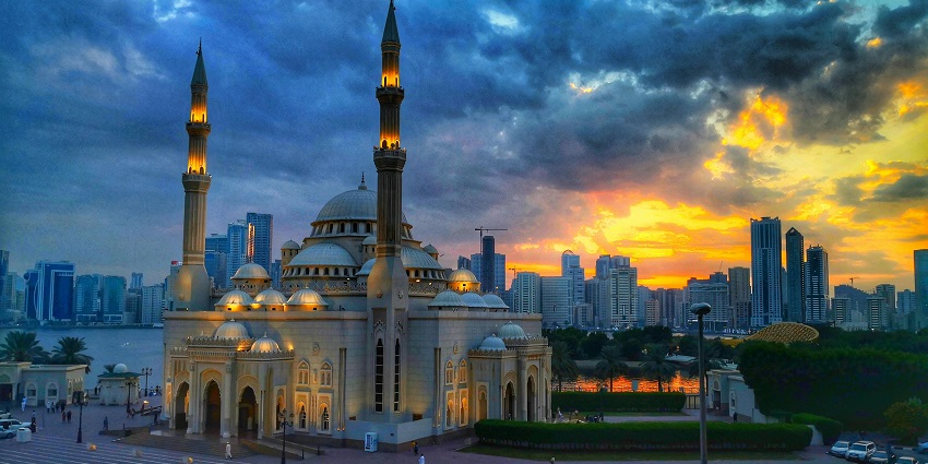 Factors to consider when visiting Al Noor Mosque in Sharjah include tips for travellers.
