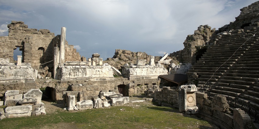 A picture of an information board at the entrance of Aspendos theatre, detailing its history.