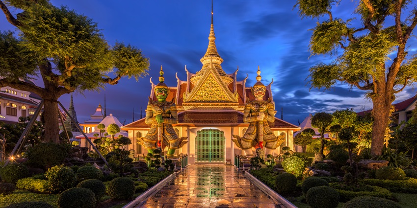 An image of Wat Arun, one of the places to explore on Chao Phraya River Cruise tour.