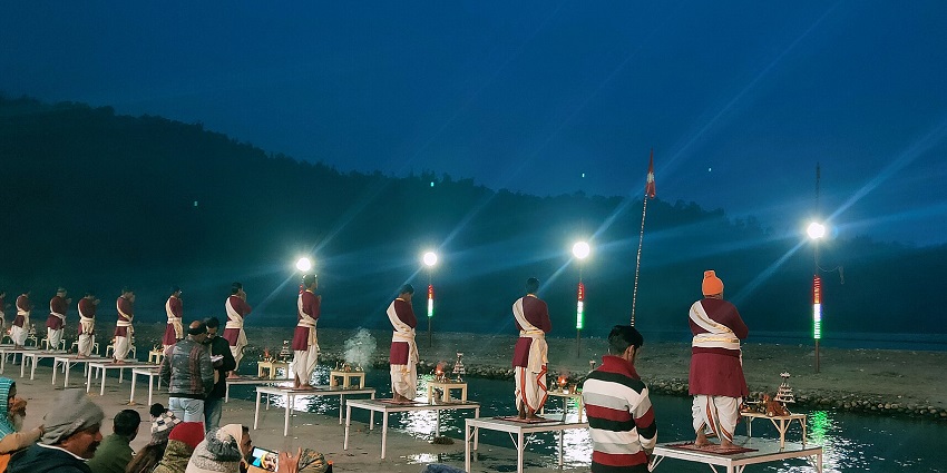 Maha Aarti performed at the banks of the river every day near the temple