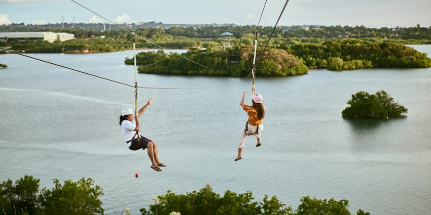 Soar through lush jungle canopies on thrilling zipline adventures in Roatán’s scenic landscapes.