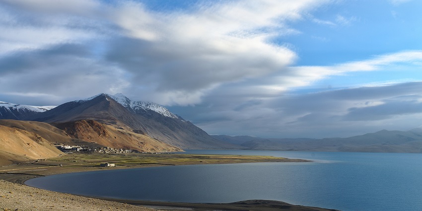 An enchanting view of the famous Tso Moriri, one of the scenic frozen lakes in India.