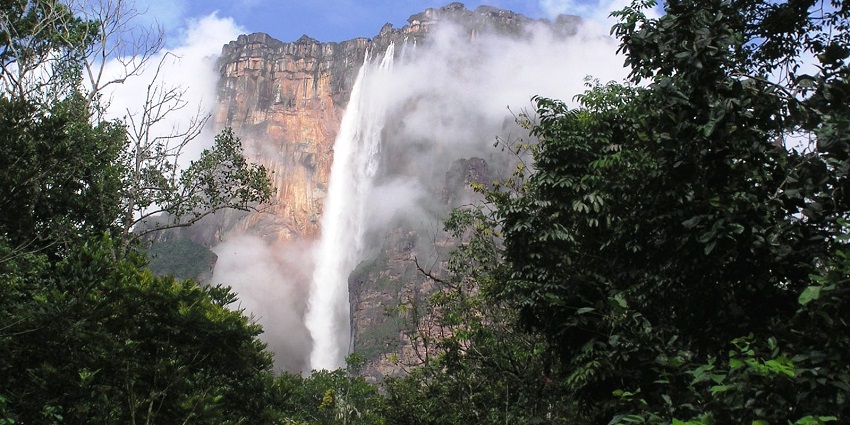 A towering and among the most popular waterfalls set within the scenic Drakensberg mountain range.