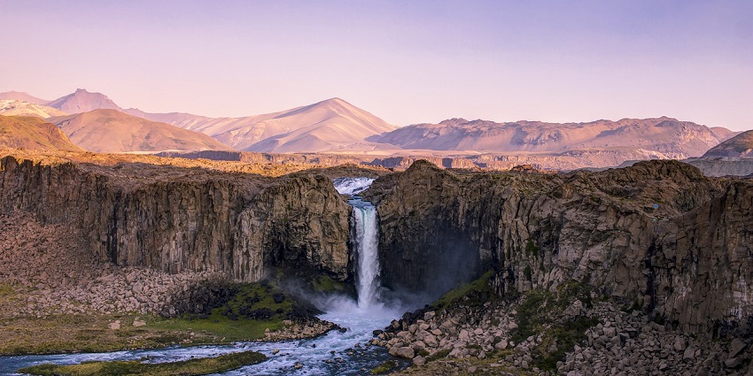 a place resembling Tugela Falls, a famous waterfall trekking spot with rocky paths.
