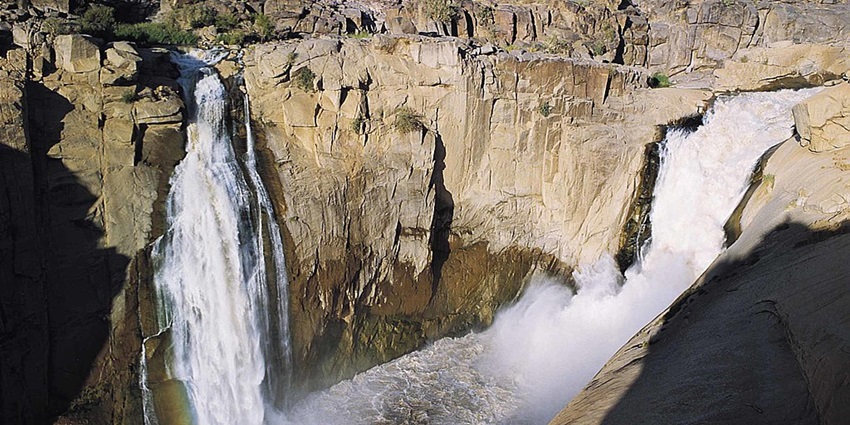 The second tallest waterfall in the world, cascading down the Drakensberg Mountains.