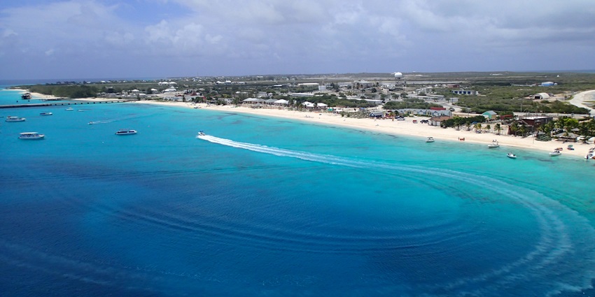 The Turks and Caicos Islands feature beaches, luxury resorts, and vibrant coral reefs.