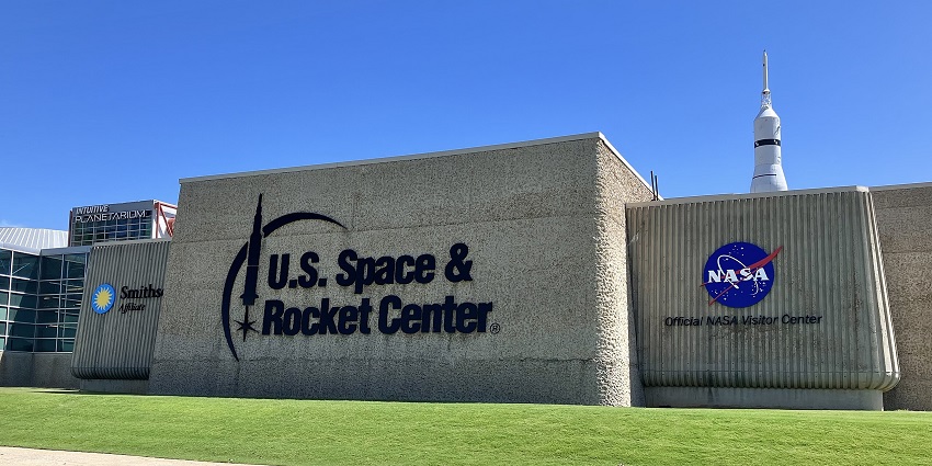 An amazing view of the very big entrance structure of the U.S. Space and Rocket Centre.