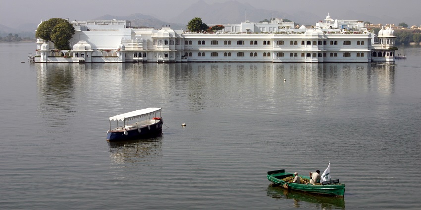 A picture of the white Taj Palace situated on Lake Pichola in Udaipur.