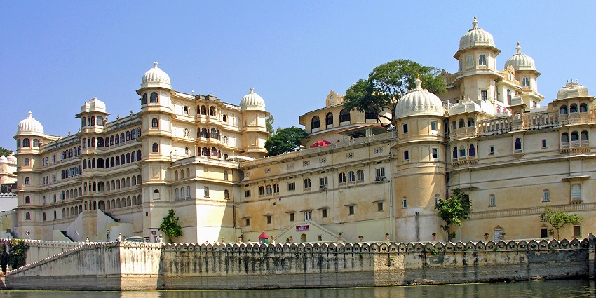 An image of the City Palace in Udaipur, a place to celebrate Valentine’s Day in India.