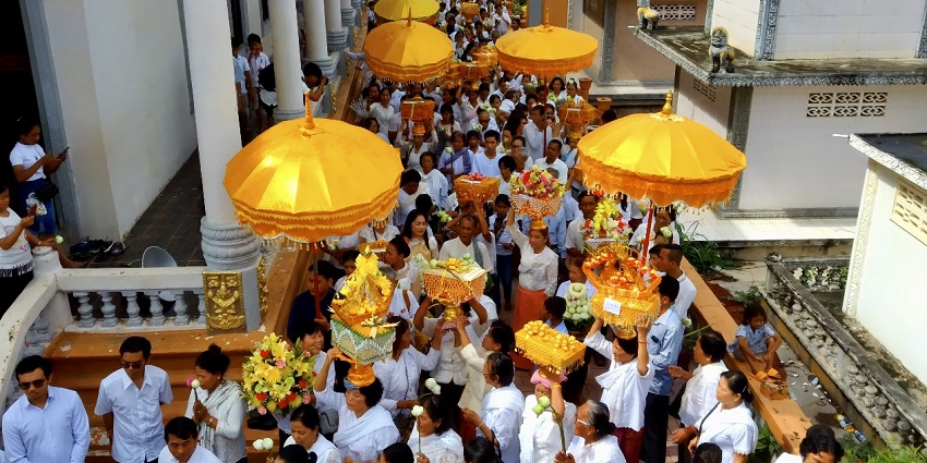 An image of Ullambana, the festival where people are praying to lord Buddha