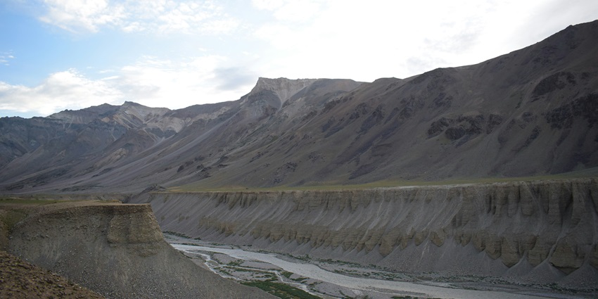 A glimpse of Ulley Valley in Ladakh, one of the top places for snow leopard trekking.