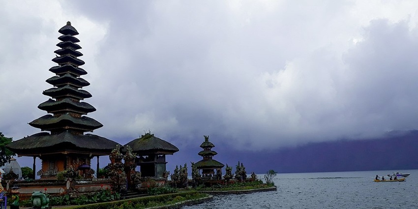 Ulun Danu Beratan Temple reflecting on Lake Beratan, showcasing Bali’s serene beauty