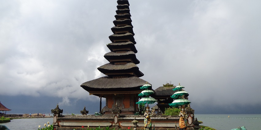 Image of Ulun Danu Beratan Temple, floating on the calm waters of Lake Beratan.