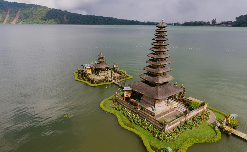 Bird’s-eye view of Ulun Danu Beratan Temple, an iconic Hindu water temple near Banjar Hot Springs Bali.